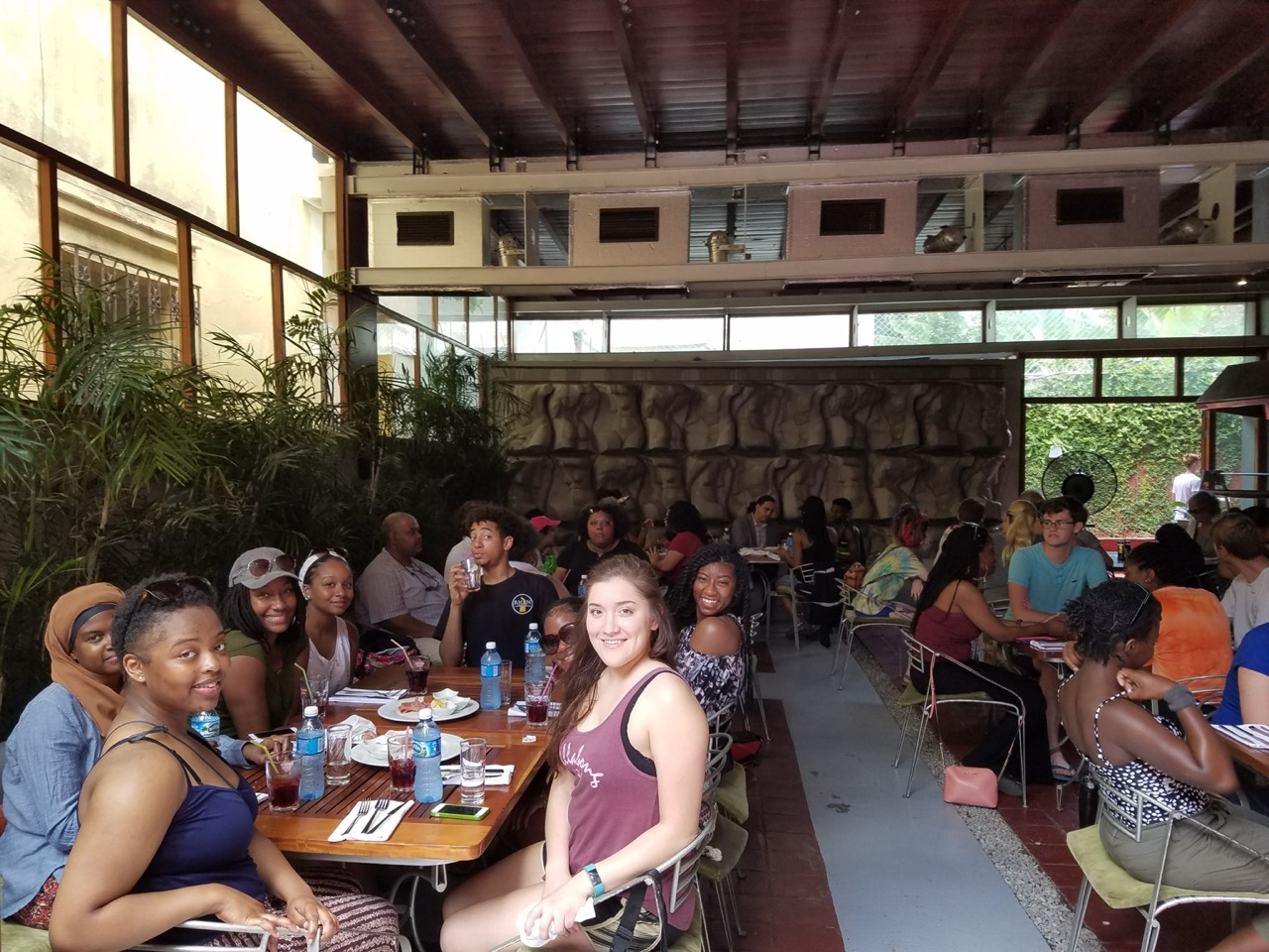 Students sharing a meal together at an open-air restaurant during the Cuba study-abroad journey